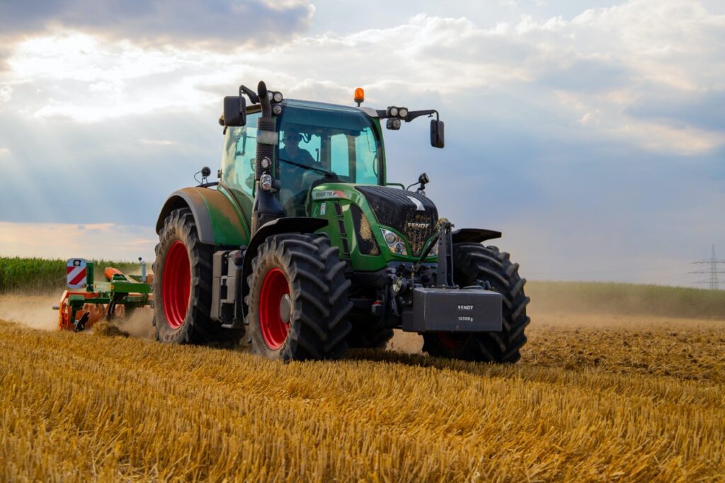 Los tractores fungen como un equipo importante para los agricultores.