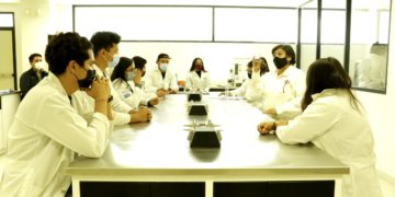 Alumnos de la UPSRJ tomando clase en aula de ciencias