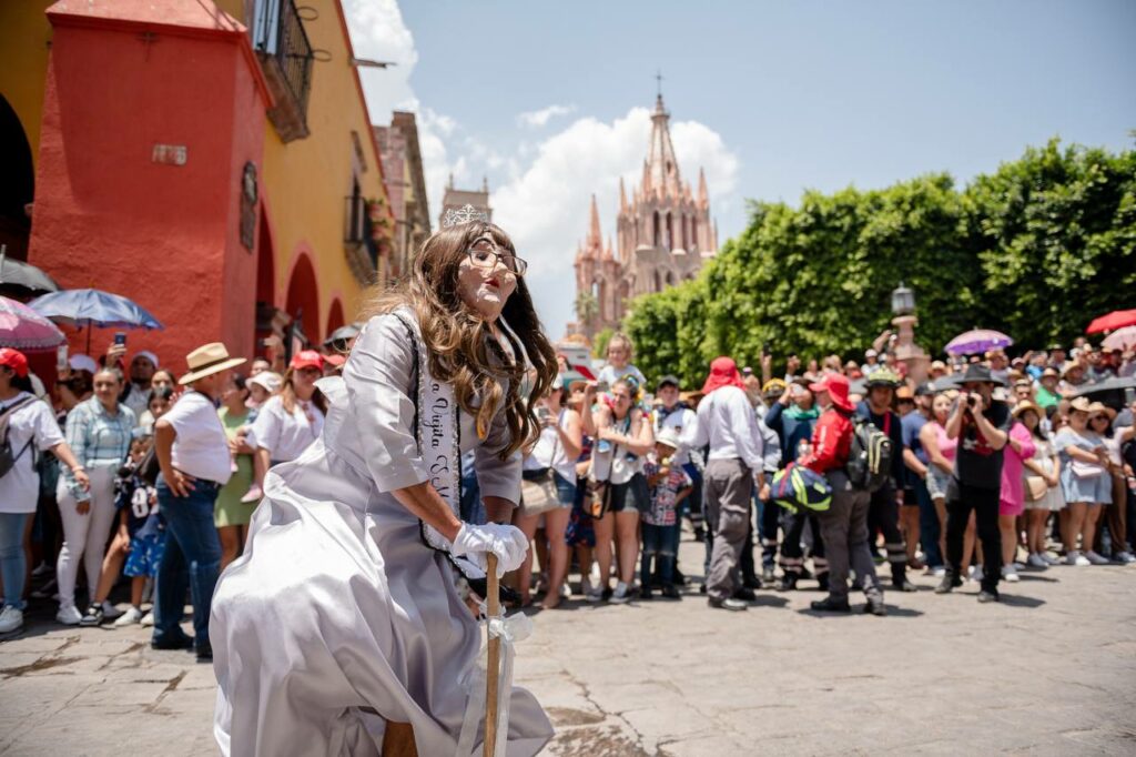 desfile de los locos 2023 San Miguel de Allende 