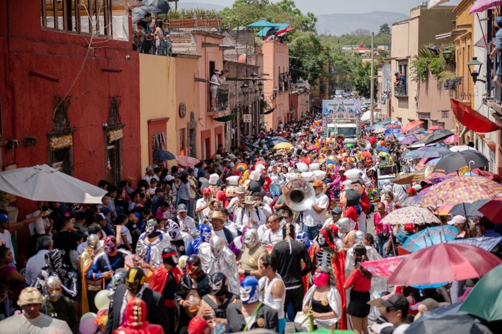 desfile de los locos 2023 San Miguel de Allende 